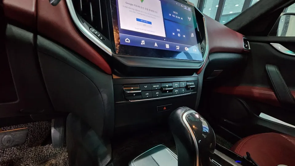 Maserati GhibliのAndroid Auto・CarPlay取付事例 施工写真 4-2