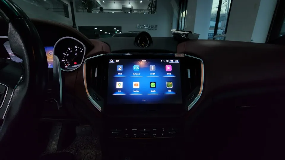 Maserati GhibliのAndroid Auto・CarPlay取付事例 施工写真 1-3