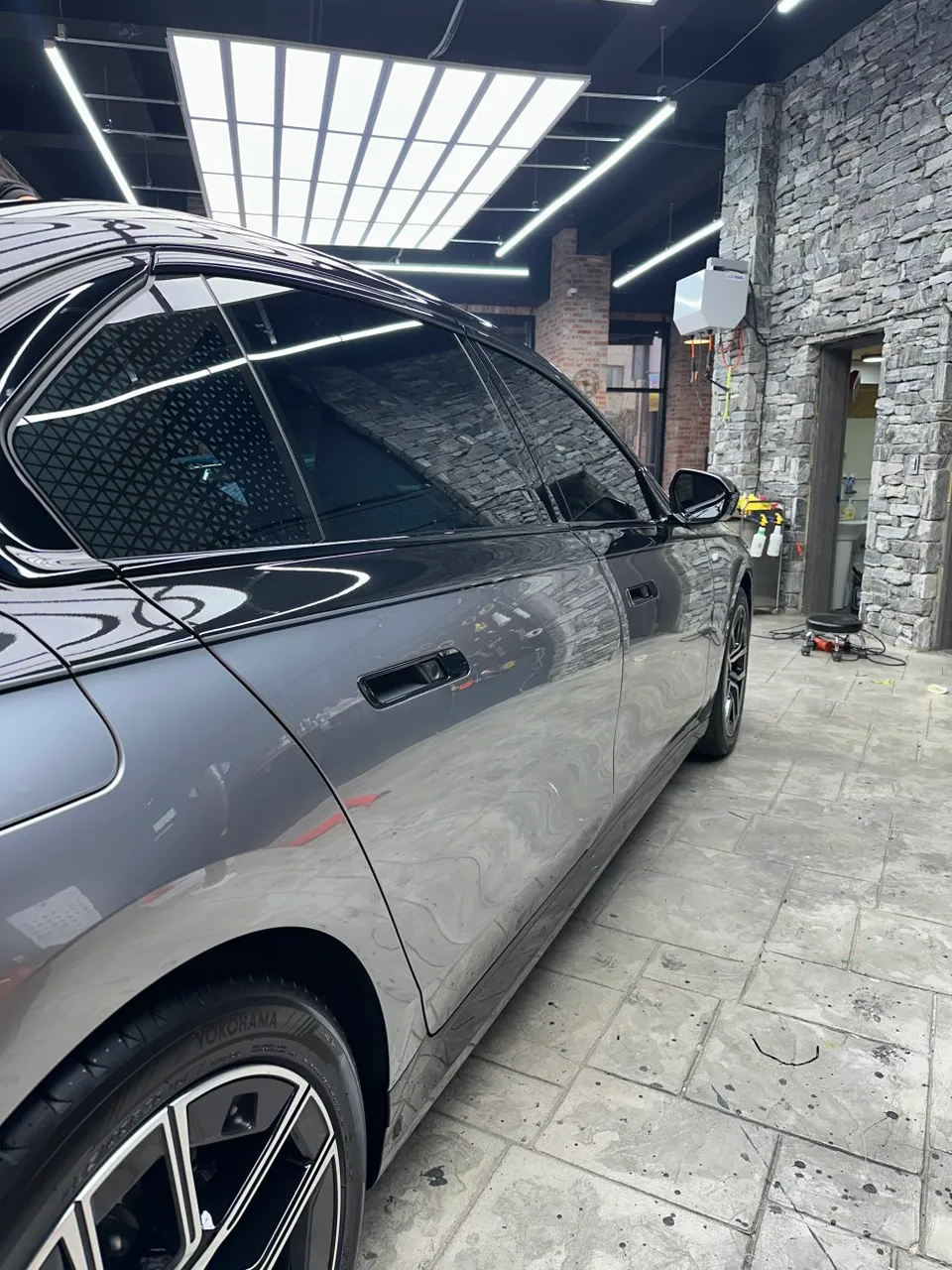 BMW 7 Series G11/G12のカーラッピング事例|費用目安・仕上がり 施工写真 1-3