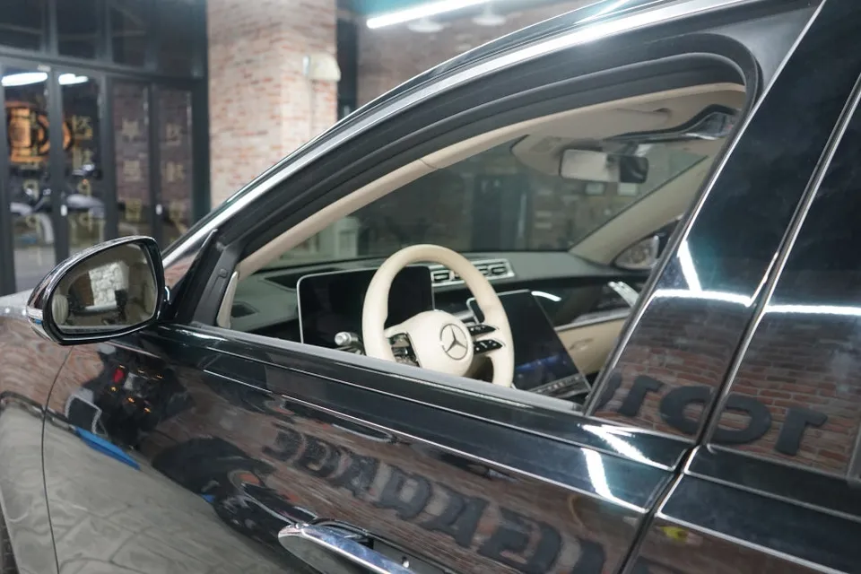 メルセデス・ベンツ S500のカーラッピング事例｜オールブラック化 施工写真 3-2