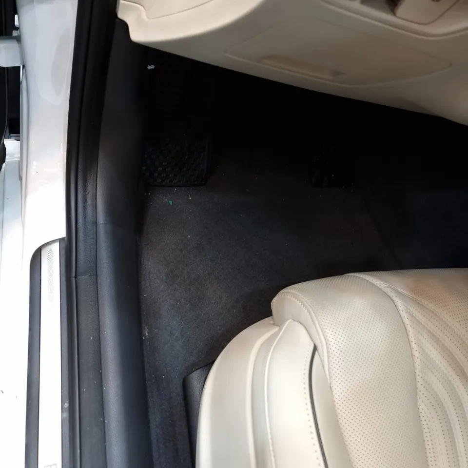 Genesis G80のガラスコーティング事例 施工写真 2-1