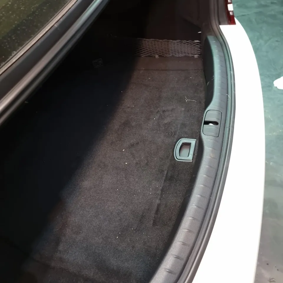 Genesis G80のガラスコーティング事例 施工写真 3-2