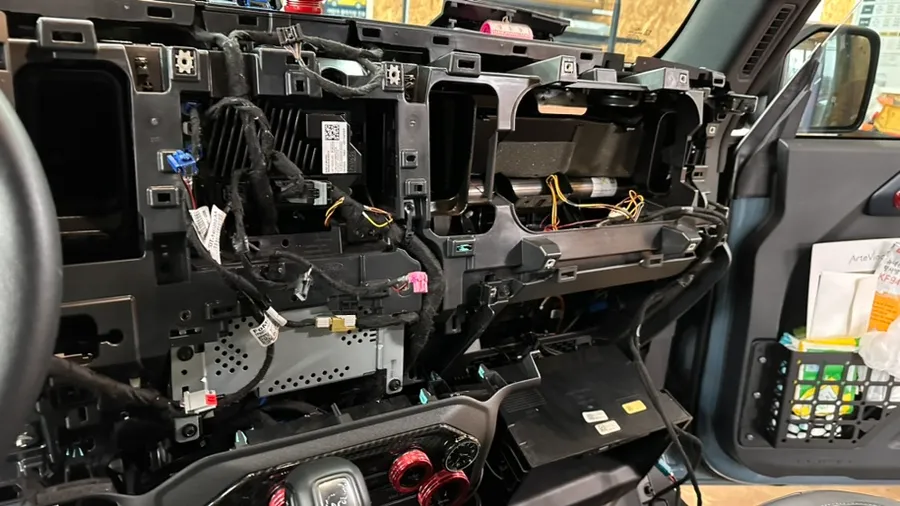 Ford Broncoのドライブレコーダー取付事例 写真