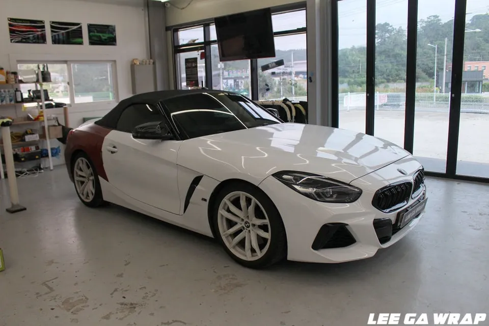 BMW Z4 カーラッピング事例:サテンホワイトへの変更 施工写真 2-1