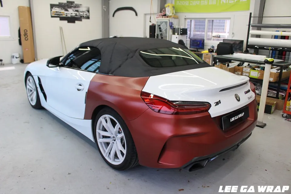 BMW Z4 カーラッピング事例:サテンホワイトへの変更 施工写真 3-1