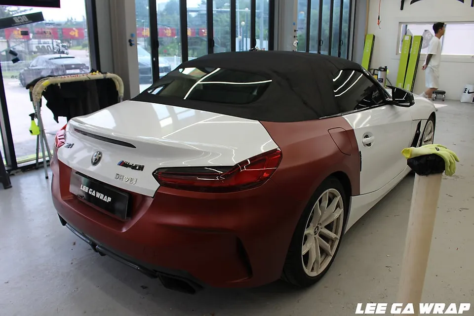 BMW Z4 カーラッピング事例:サテンホワイトへの変更 施工写真 1-2