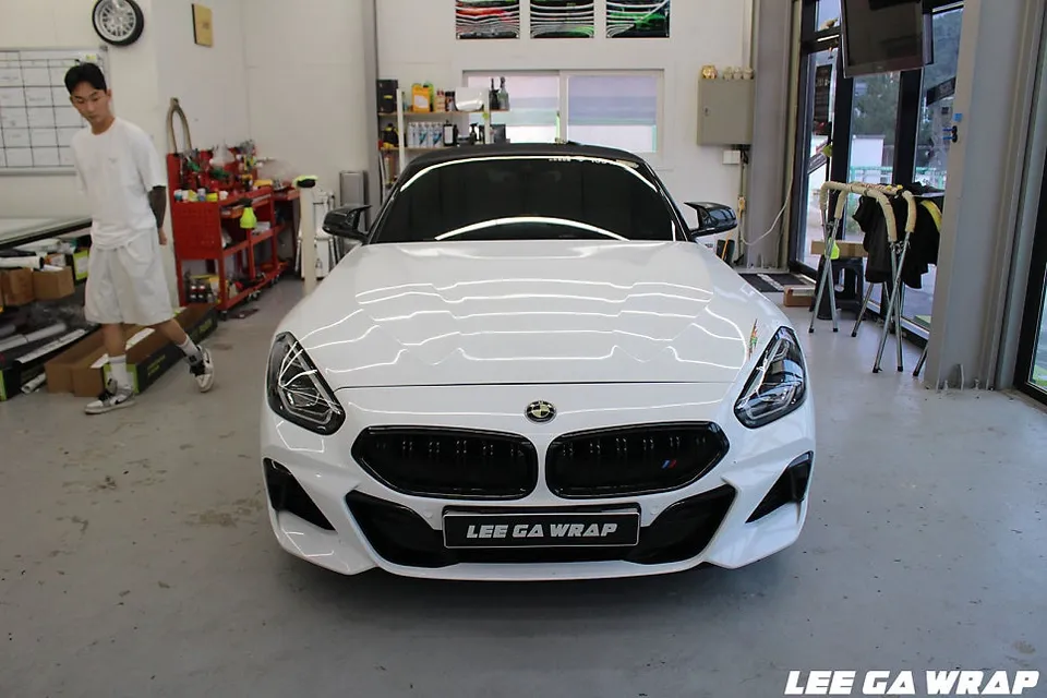 BMW Z4 カーラッピング事例:サテンホワイトへの変更 施工写真 2-2