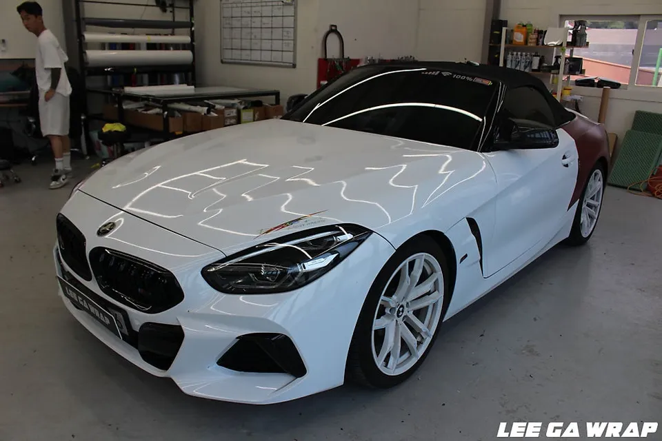 BMW Z4 カーラッピング事例:サテンホワイトへの変更 施工写真 1-3