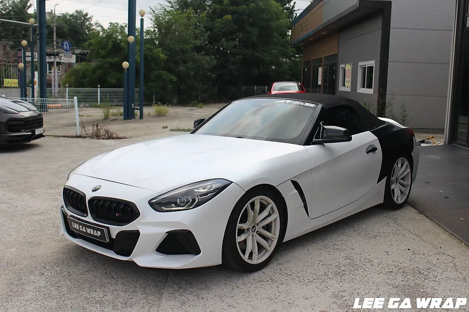 BMW Z4 カーラッピング事例:サテンホワイトへの変更 施工写真 2-3