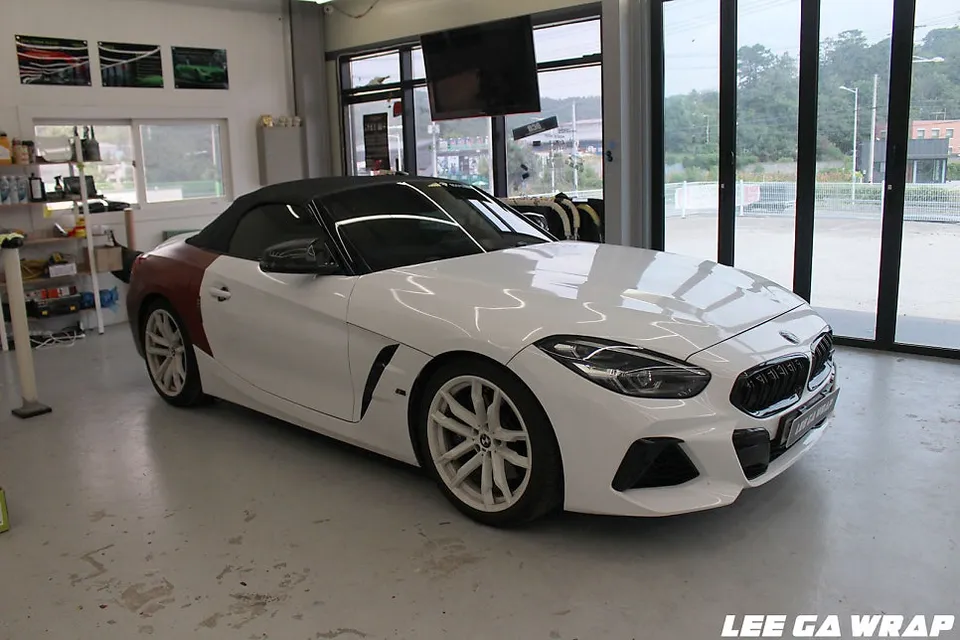 BMW Z4 カーラッピング事例:サテンホワイトへの変更 施工写真 3-3