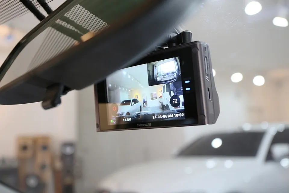BMW M5のドラレコ取付事例｜QXD8000のQHD高画質 施工写真 1-2