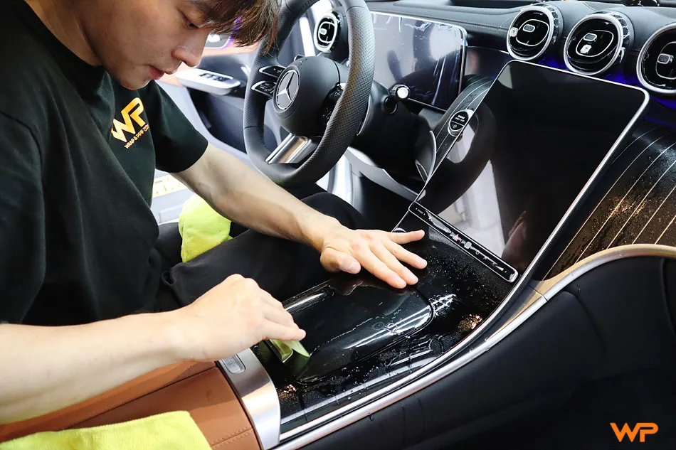Mercedes-Benz GLEの室内PPF施工事例|傷防止効果 施工写真 1-2