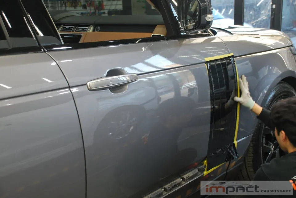 Land Rover Vogueのカーラッピング事例｜クロームパーツのブラック化 施工写真 2-3