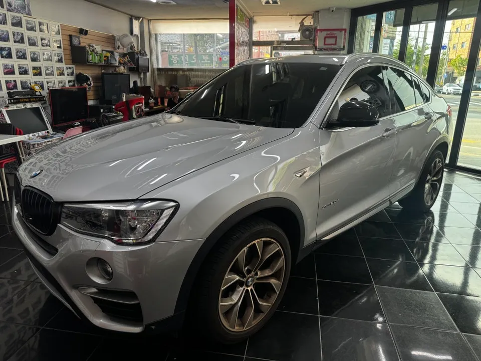 BMW X4のカーラッピング事例｜鮮烈レッドで個性を際立たせる 施工写真 2-1