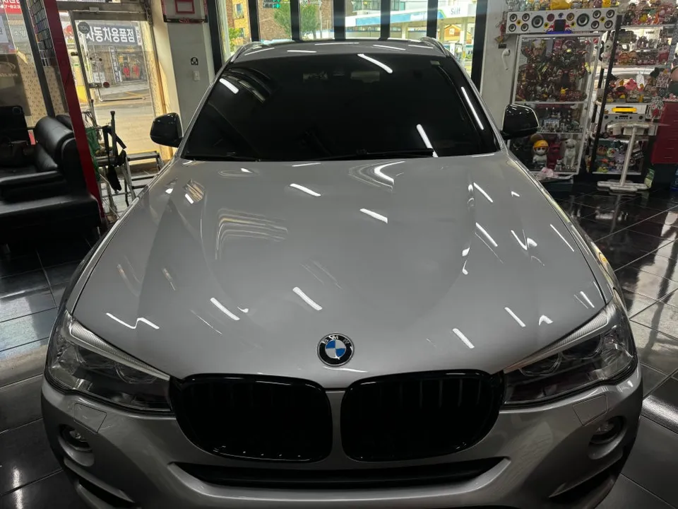 BMW X4のカーラッピング事例｜鮮烈レッドで個性を際立たせる 施工写真 3-1