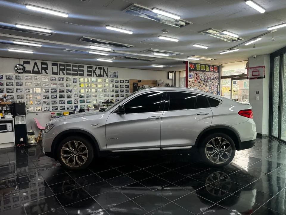 BMW X4のカーラッピング事例｜鮮烈レッドで個性を際立たせる 施工写真 1-2