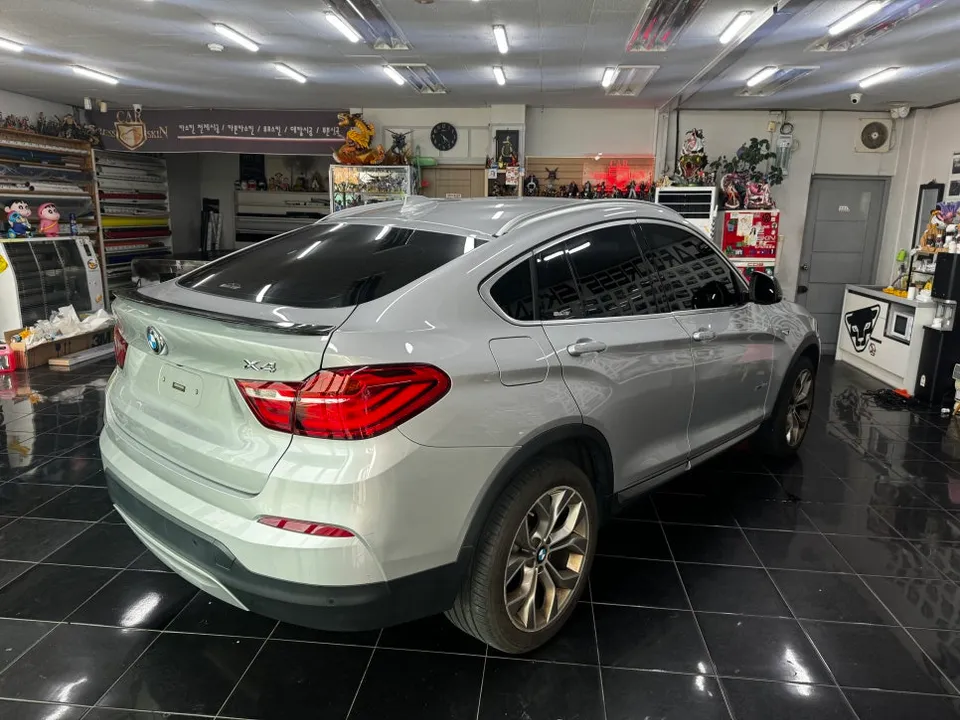 BMW X4のカーラッピング事例｜鮮烈レッドで個性を際立たせる 施工写真 2-2