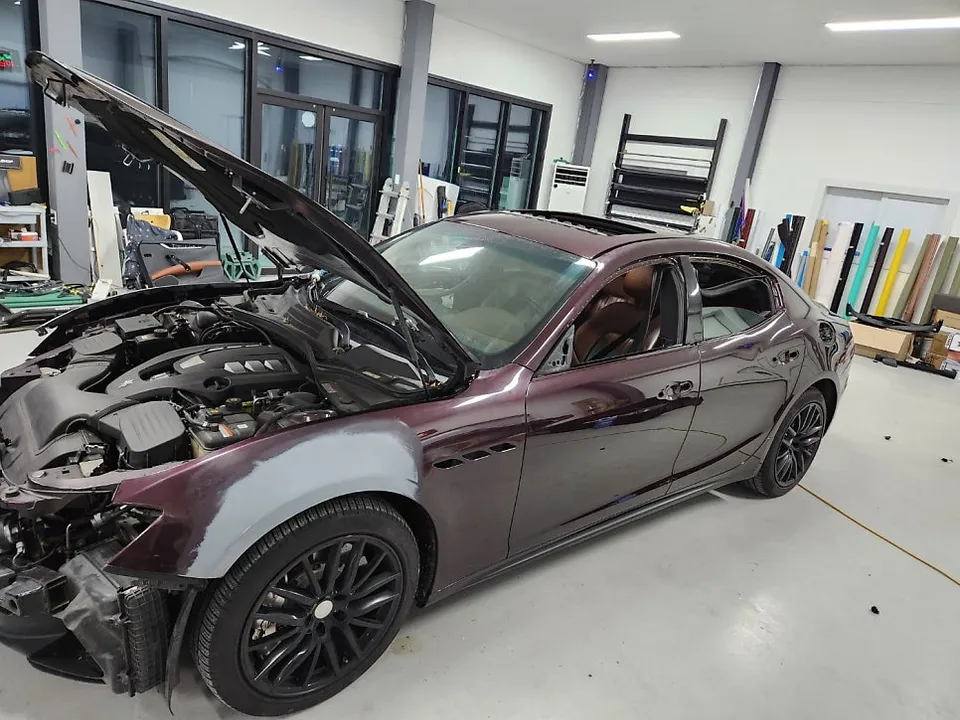 Maserati Ghibliのカーラッピング事例|エメラルドグリーンPETフィルム 施工写真 4-2