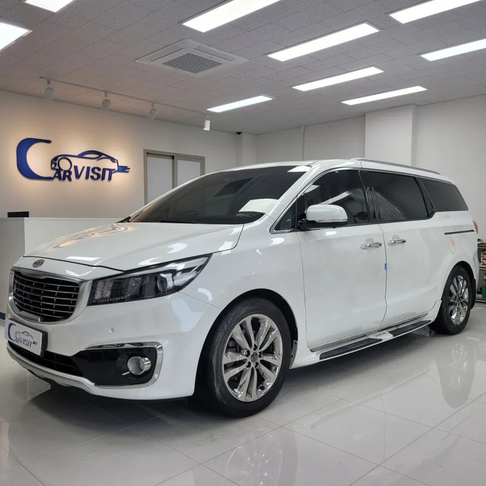 Kia Carnival vinyl wrap - Kia Carnival Vinyl Wrap Review: Sporty Black Roof Upgrade photo 2
