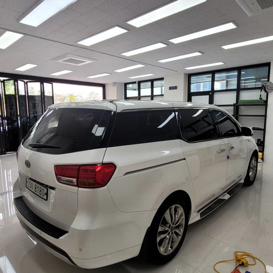 Kia Carnival vinyl wrap - Kia Carnival Vinyl Wrap Review: Sporty Black Roof Upgrade photo 3