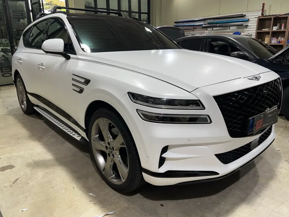 Genesis GV80のカーラッピング事例|サテンホワイトとクロームデリート 施工写真 2-2