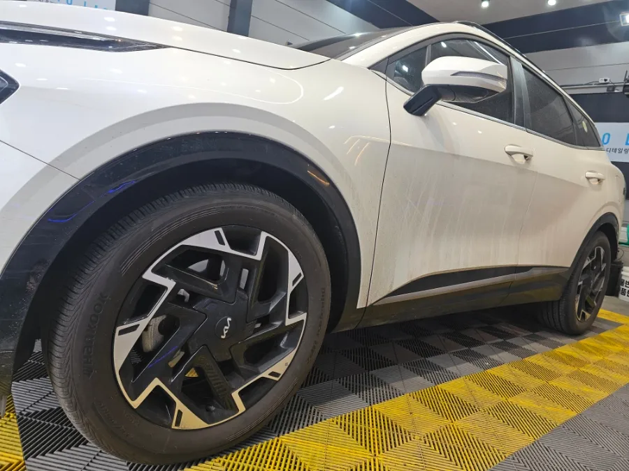 Kia Sportageのガラスコーティング事例|費用目安と仕上がり 施工写真 1-2
