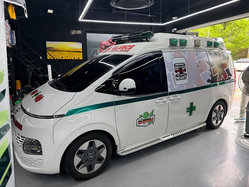 Hyundai Stariaのカーラッピング事例｜費用目安・仕上がり 施工写真 2-1