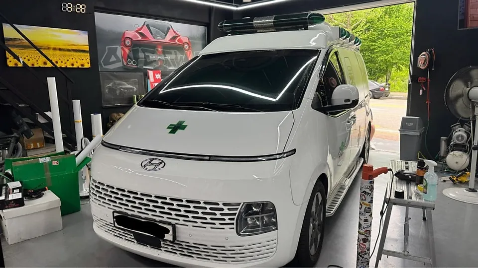 Hyundai Stariaのカーラッピング事例｜費用目安・仕上がり 施工写真 2-2