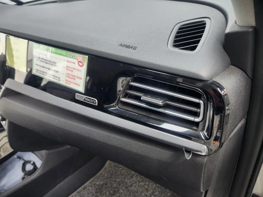Kia Niro vinyl wrap - Kia Niro Vinyl Wrap Review — Matrix Black & Bronze Interior photo 4