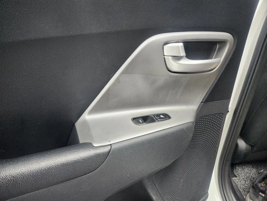 Kia Niro vinyl wrap - Kia Niro Vinyl Wrap Review — Matrix Black & Bronze Interior photo 6