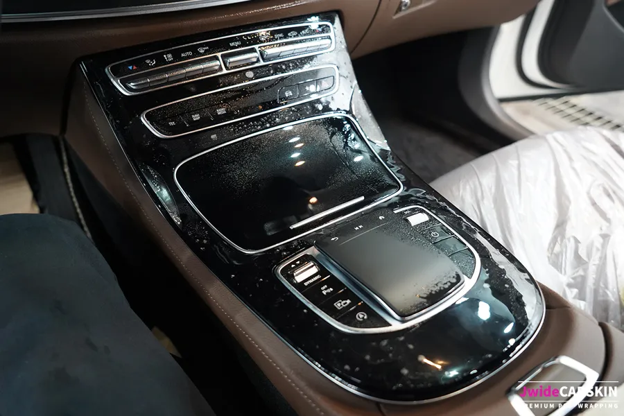 Mercedes-Benz Eクラスの室内PPF施工事例｜ハイグロス保護 施工写真 2-1