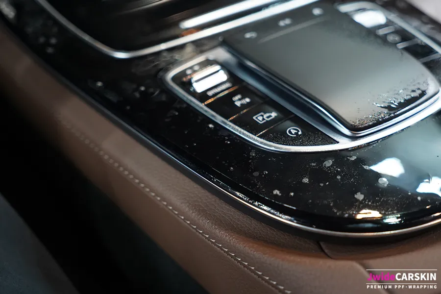 Mercedes-Benz Eクラスの室内PPF施工事例｜ハイグロス保護 施工写真 3-1