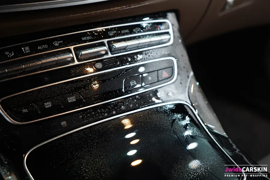 Mercedes-Benz Eクラスの室内PPF施工事例｜ハイグロス保護 施工写真 1-2