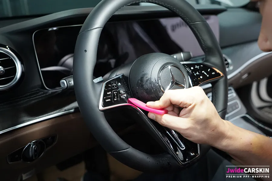 Mercedes-Benz Eクラスの室内PPF施工事例｜ハイグロス保護 施工写真 3-2