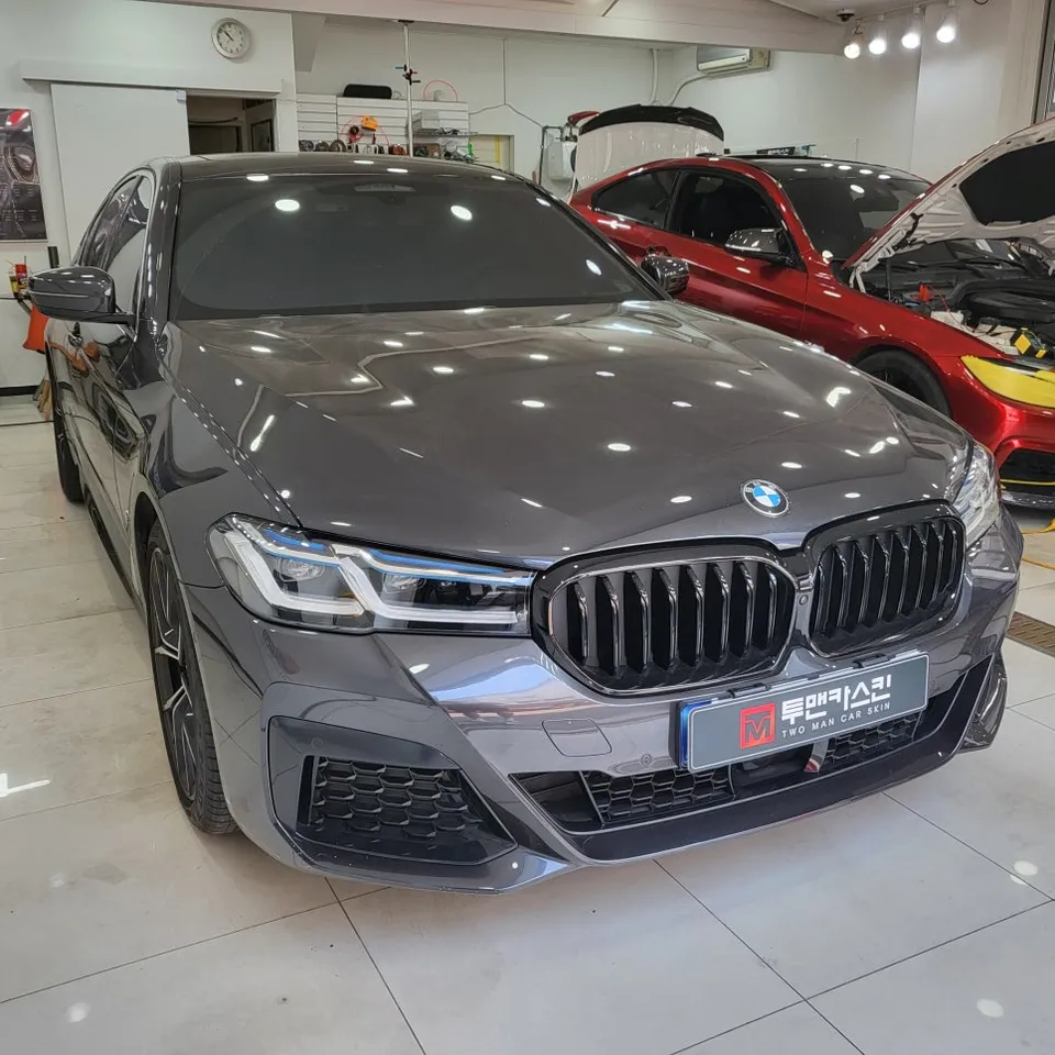 BMW 5 Seriesのカーラッピング事例|クロームをブラックアウト 施工写真 1-1