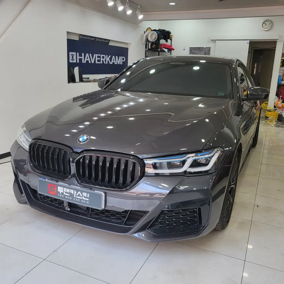 BMW 5 Seriesのカーラッピング事例|クロームをブラックアウト 施工写真 2-1