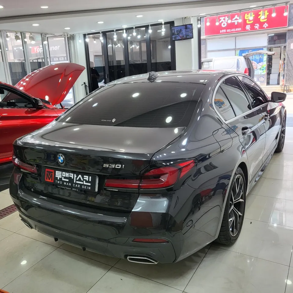 BMW 5 Seriesのカーラッピング事例|クロームをブラックアウト 施工写真 3-1