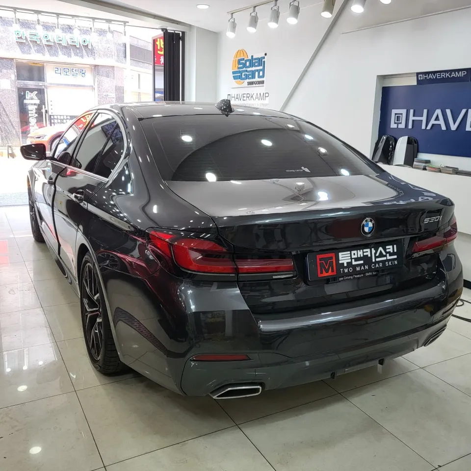 BMW 5 Seriesのカーラッピング事例|クロームをブラックアウト 施工写真 1-2