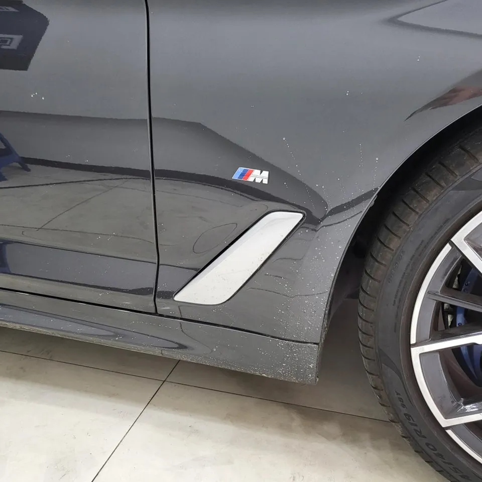 BMW 5 Seriesのカーラッピング事例|クロームをブラックアウト 施工写真 3-2