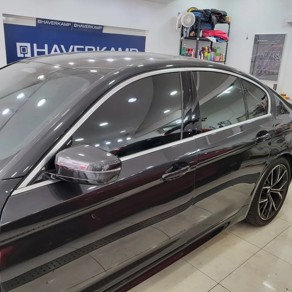 BMW 5 Seriesのカーラッピング事例|クロームをブラックアウト 施工写真 1-3