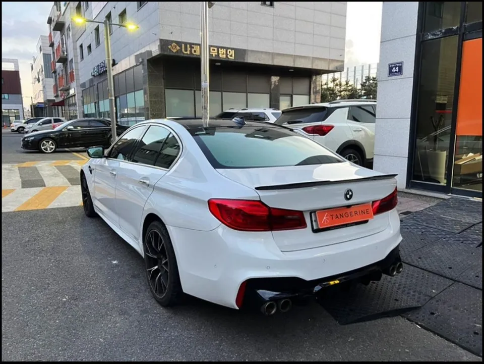 BMW 5 Series G30 カーラッピング事例：サテンブラックとクローム除去 施工写真 3-1