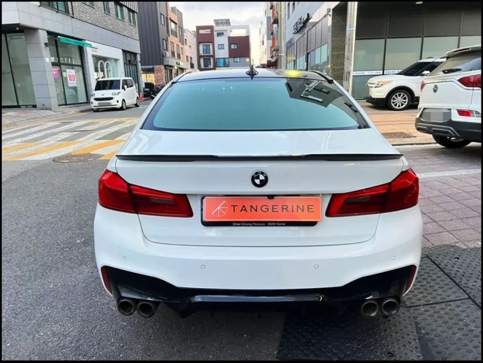BMW 5 Series G30 カーラッピング事例：サテンブラックとクローム除去 施工写真 1-2