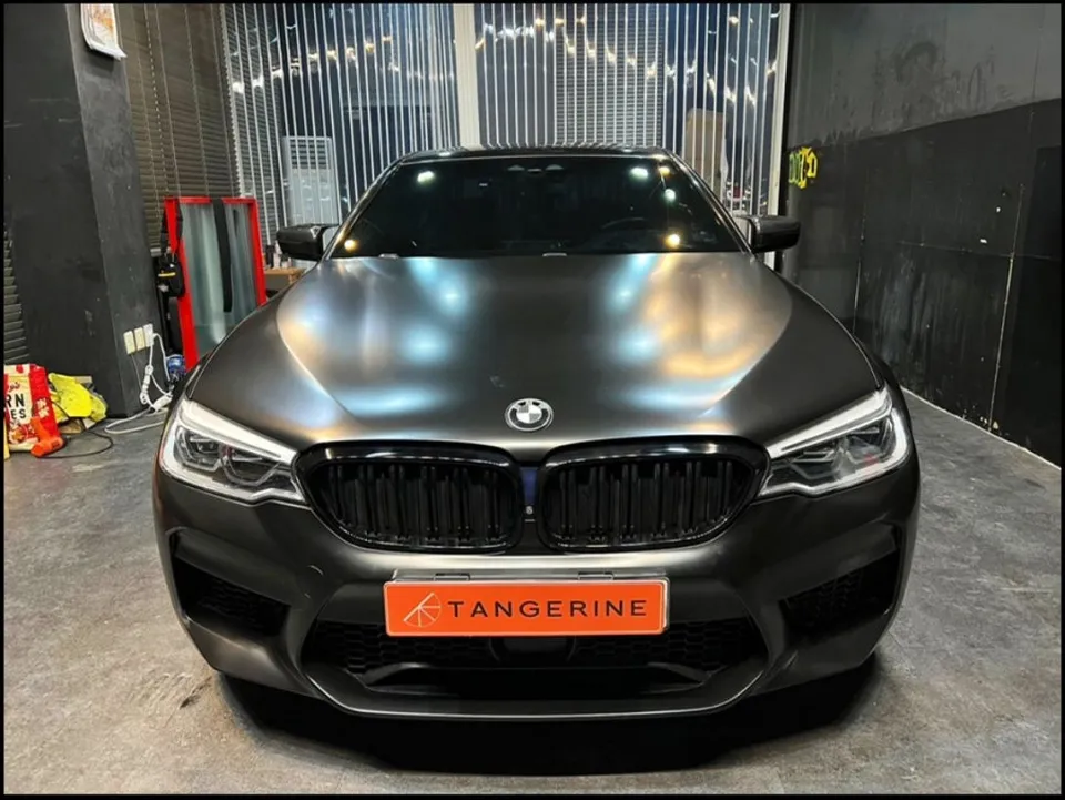 BMW 5 Series G30 カーラッピング事例：サテンブラックとクローム除去 施工写真 2-3