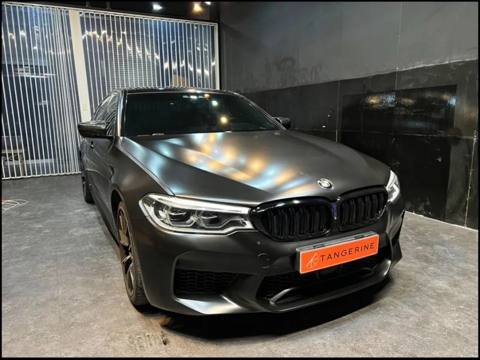 BMW 5 Series G30 カーラッピング事例：サテンブラックとクローム除去 施工写真 3-3