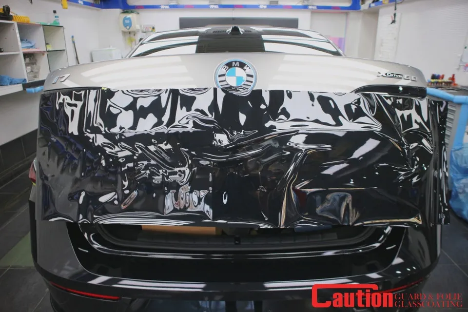 BMW i7のカーラッピング事例｜高光沢ブラックのツートン施工 施工写真 1-2
