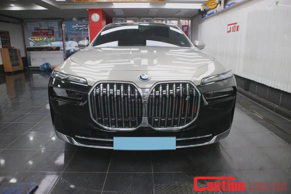 BMW i7のカーラッピング事例｜高光沢ブラックのツートン施工 施工写真 3-3