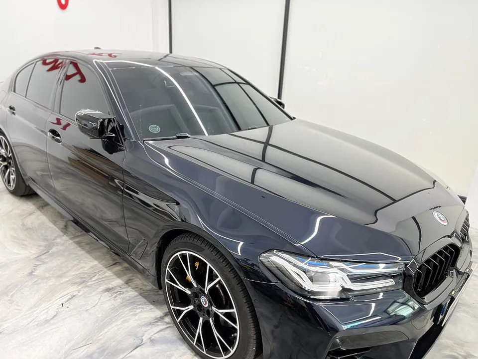 BMW 5 Series G30 カーラッピング事例|高光沢ブラック 施工写真 1-1
