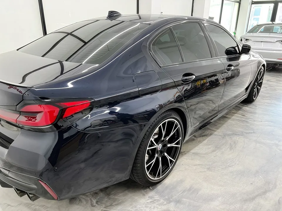 BMW 5 Series G30 カーラッピング事例|高光沢ブラック 施工写真 2-1