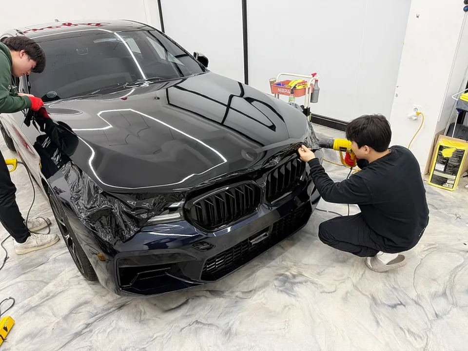 BMW 5 Series G30 カーラッピング事例|高光沢ブラック 施工写真 3-1