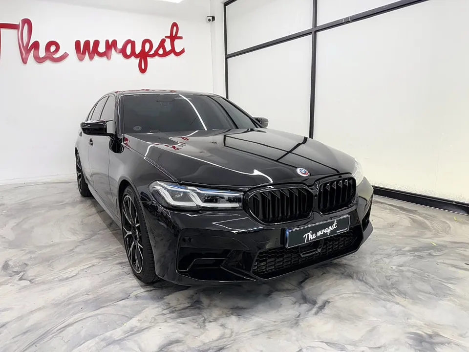 BMW 5 Series G30 カーラッピング事例|高光沢ブラック 施工写真 2-2